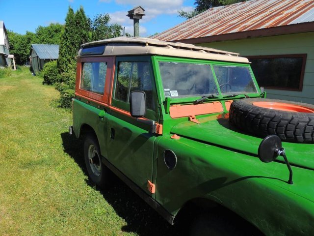 Le double toit tropical de Momovik sur Passe montagne